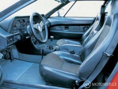 BMW M1 se svým strohým interiérem