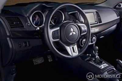 Mitsubishi EVO X s koženým interiérem