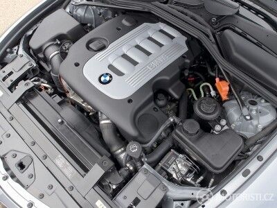 Pod plastovým kryten se schovává skvělý motor BMW 635d