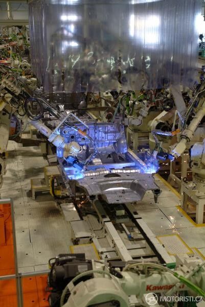 Výroba aut je v dnešní době z většiny automatizovaná… Foto: www.tpca.cz