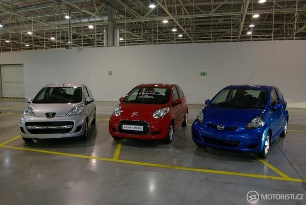Na konci roku 2008 vyrobila TPCA miliontý vůz a to byl důvod nejen k oslavám, ale také k fotce všech tří "sourozenců: Zleva Peugeot, Citroën a Toyota. Foto: www.tpca.cz