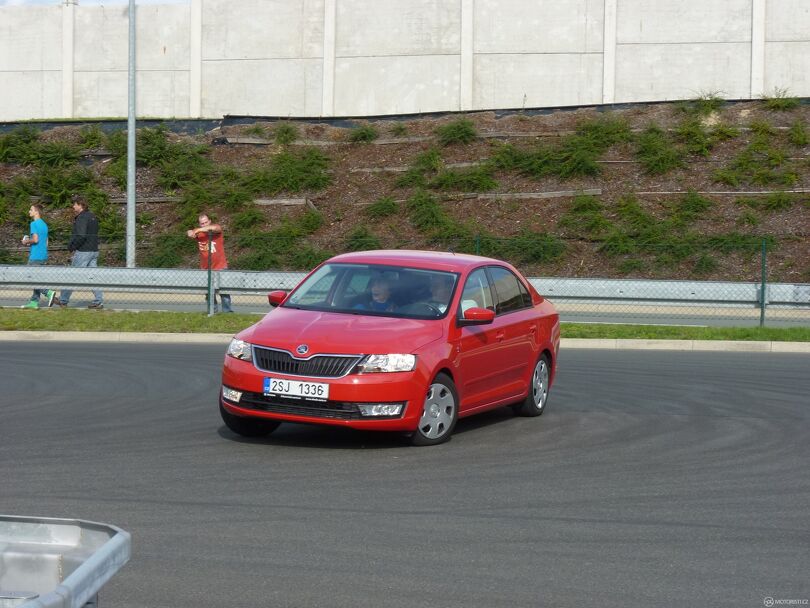 Škoda Auto má v Kvasinách i svůj vlastní polygon, kde testuje nové vozy, na kterém nechybí ani šotolinová pasáž. Každý vůz, který sjede z linky, prochází polygonem v rámci kontroly kvality. Foto: Martin Singr