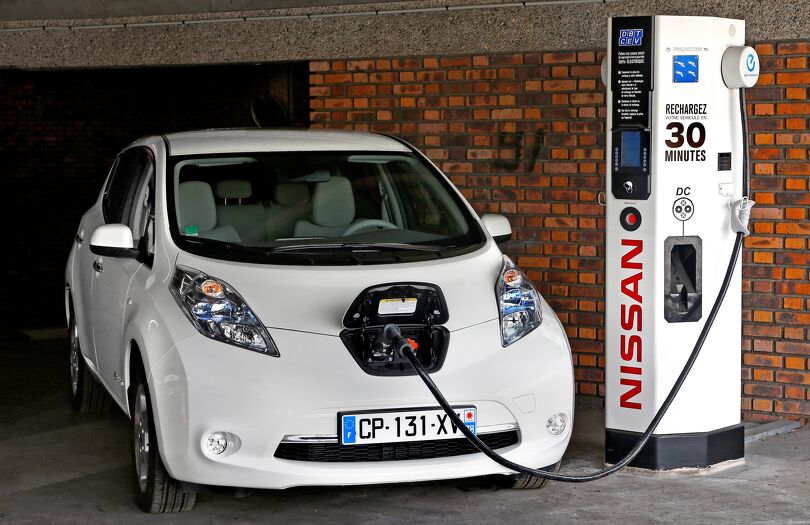 Elektromobil lze nabíjet na veřejných stanicích, ale klidně i doma ze zásuvky. Foto: newsroom.nissan-europe.com