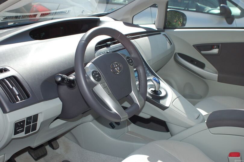 V hybridu Toyota Prius motorista v podstatě nepozná rozdíl od standardní verze. Foto: Martin Singr