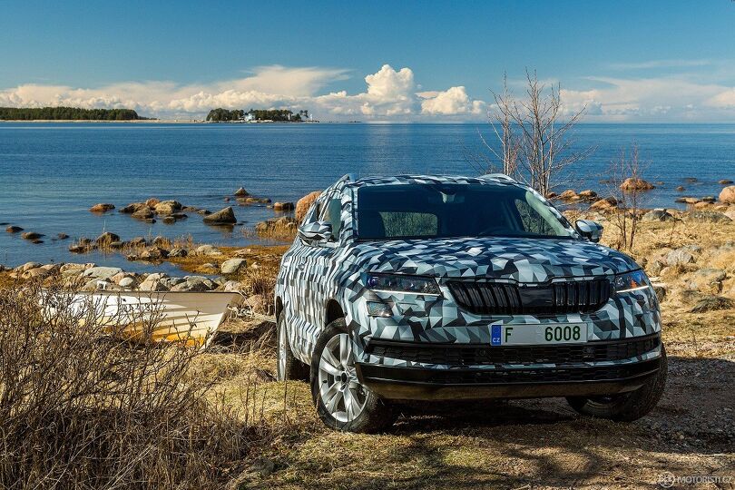 Nová Škoda KAROQ je zatím k vidění pouze v testovacím převleku. Foto: ŠKODA AUTO